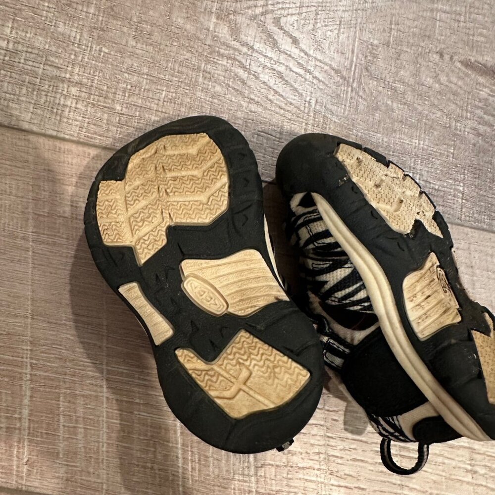 KEEN TODDLER GIRL ZEPRA STRIPE SHOES SANDALS SIZE 6 BLACK CREAM - Picture 10 of 11